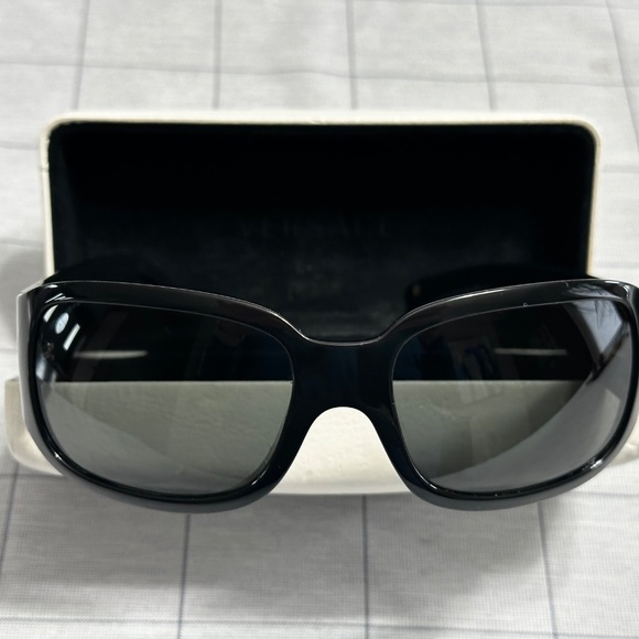 Gorgeous Versace Sunglasses Made in Italy main image 8